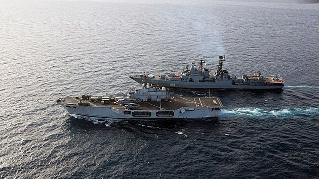 Italské plavidlo San Marco a ruský torpédoborec Severomorsk během společného protipirátského cvičení v Adenském zálivu v roce 2013