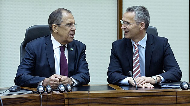 Ruský ministr zahraničí Sergej Lavrov (vlevo) a šéf NATO Jens Stoltenberg během společné schůzky v roce 2015