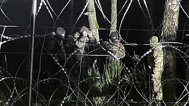 Situace na polsko-běloruské hranici, kterou se za podpory běloruského režimu snaží nelegálně překročit tisíce migrantů. Příslušníci běloruských tajných služeb zajišťují průzkum a prostříhávají hraniční ploty.