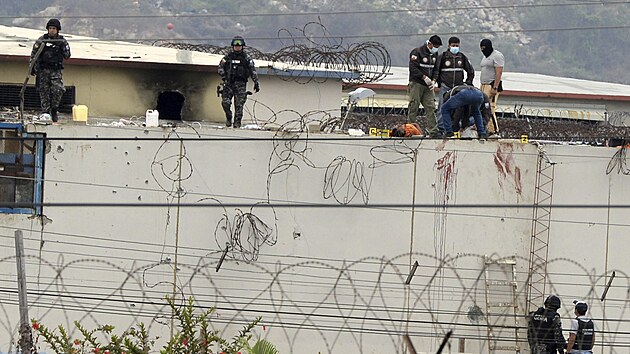 Při násilnostech ve věznici v ekvádorském Guayaquilu zemřelo v noci na sobotu 58 trestanců. (13. listopadu 2021)