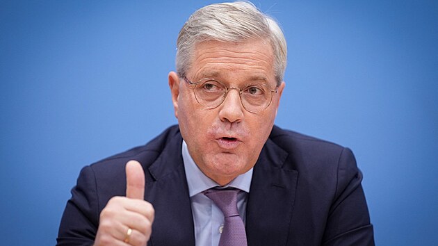 Zahraničněpolitický expert německé Křesťanskodemokratické unie (CDU) Norbert Röttgen oznámil, že se bude ucházet o post šéfa této strany. (12. listopadu 2021)