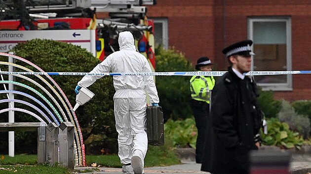Britsk policie vyetuje msto inu v Liverpoolu, kde v arelu mstn nemocnice vybuchl taxk. (15. listopadu 2021)
