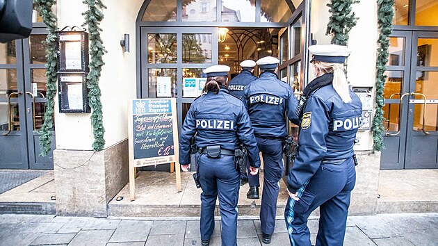 Bavorsk policie kontroluje, zda restaurace dodruj protikoronavirov pravidla. (12. listopadu 2021)
