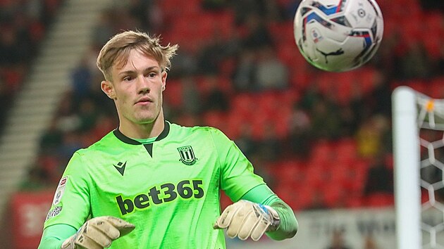 Branká fotbalist anglického Stoke City Josef Bursik, jeho ddeek Josef...