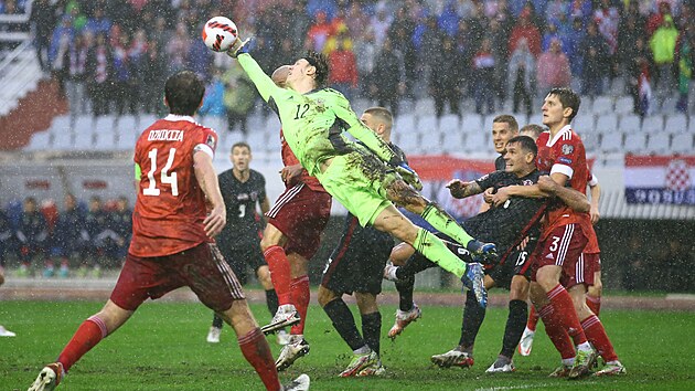 Rusk brank Matvej Safonov v akci bhem kvalifikanho utkn na MS 2022 proti Corvatsku.