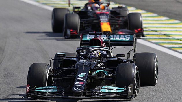 Lewis Hamilton z Mercedesu nsledovan Maxem Verstappenem z Red Bullu bhem Velk ceny Brazlie.
