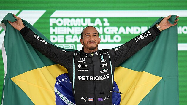 Lewis Hamilton z Mercedesu pzuje s brazilskou vlajkou po vtzn sthac jzd pi Velk cen Brazlie.