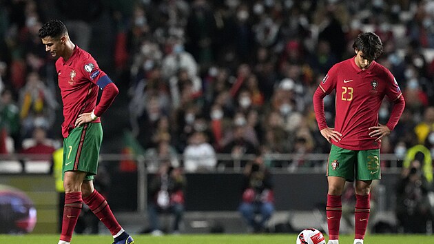 Zklaman portugalt fotbalist Cristiano Ronaldo a Joao Felix po druhm glu...