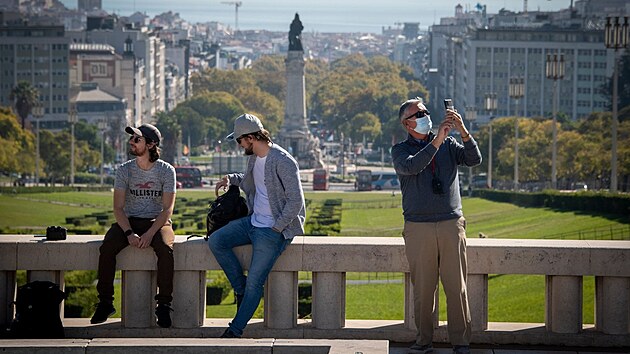 Portugalci si užívají slunečného dne v lisabonském parku. (9. listopadu 2021)