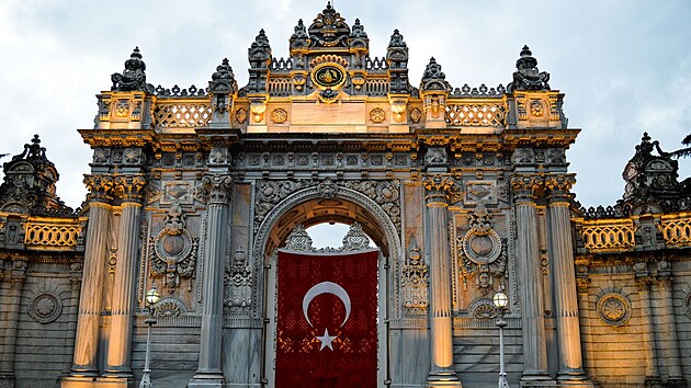 Palác Dolmabahçe v Istanbulu (10. listopadu 2021)