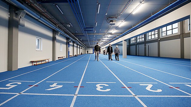 V atletickém koridoru je položený modrý tartan.