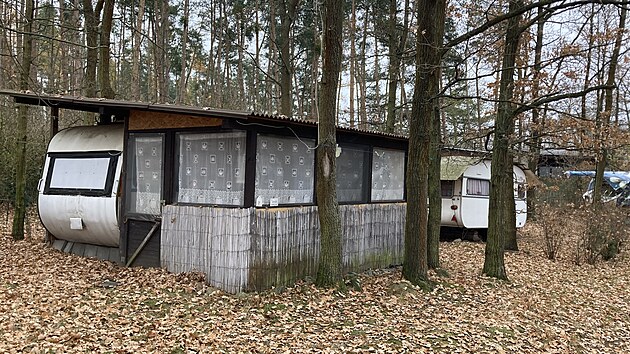 Karavany stoj v kempu asto i pr destek let, u nemaj kola a jsou na palcch, majitel si k nim mnohdy udlali dal pstavby. Povod Vltavy to pestalo tolerovat.