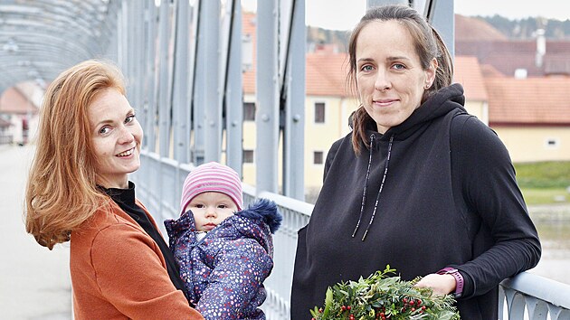 Veronika Puhačová (vlevo) a Petra Huislová tvoří květinové vazby pod značkou Kytky za humny.