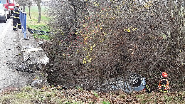 Hasii na Vykovsku vyproovali auto, kter se po nrazu do zbradl pevrtilo do potoka.