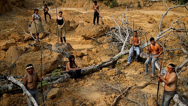 Domorod lid z kmene Mura ukazuj odlesnnou oblast amazonskho detnho pralesa v Brazlii. (19. listopadu 2021)
