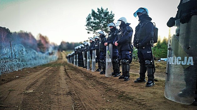 Polsk policie hld hranin plot na polsko-blorusk hranici pobl Kunice. (10. listopadu 2021)