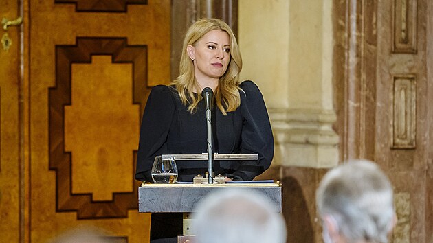Slovenská prezidentka Zuzana Čaputová převzala Stříbrnou medaili udělenou předsedou Senátu Milošem Vystrčilem. (16 listopadu 2021)