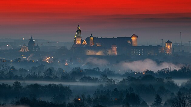 Pohled na siluety historické části města Krakov vystupující ze západu slunce je mimořádným zážitkem.