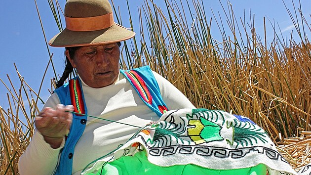 Žena z kmene Urů vyšívání tradiční tapisérii.