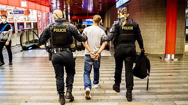 Policejní hlídka zatýká muže na Hlavním nádraží v Praze.