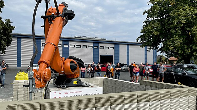 V Česku vzniká robotický zedník, cihly klade čtyřikrát rychleji než člověk