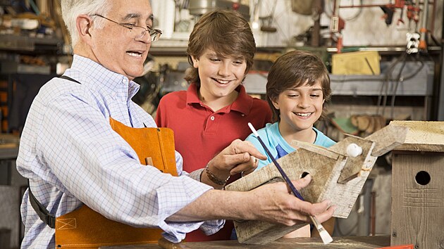 Není nad to, když je v rodině nebo v sousedství chlap, který děti přitáhne k práci s dřevem. Mohou společně vyrobit třeba právě ptačí budku.