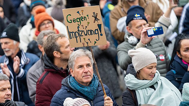 Proti lockdownu pro neočkované demonstrovaly v centru Vídně desítky lidí. (14. listopadu 2021)