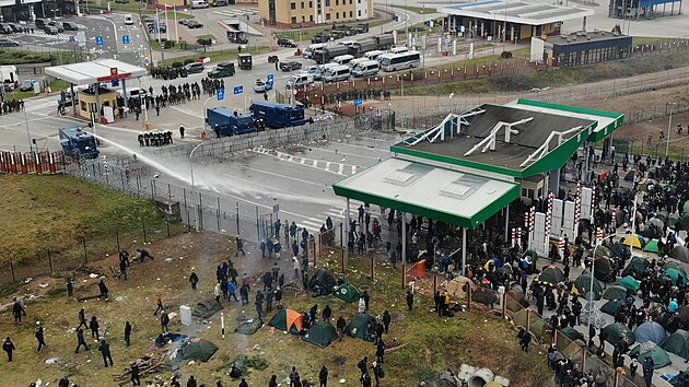 Migranti na blorusk stran hraninho pechodu Bruzhi-Kunica v ter dopoledne zatoili na polsk vojky kamenm. Polci proti nim pouili vodn dlo a slzn plyn, v krajnm ppad jsou pipraveni pout i zbran s ostrmi nboji. (16. listopadu 2021)