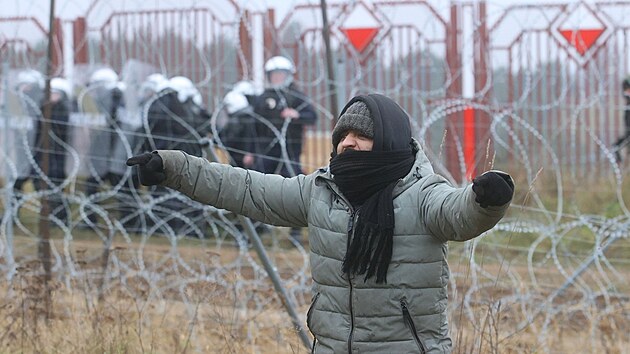 Migranti, kterých je na běloruské straně hranice na dva tisíce, začali na polské vojáky házet kamením.  (16. listopadu 2021)