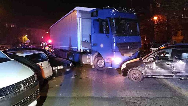Kamion ve Znojmě naboural 18. listopadu 2021 třináct aut. Nikdo se nezranil.