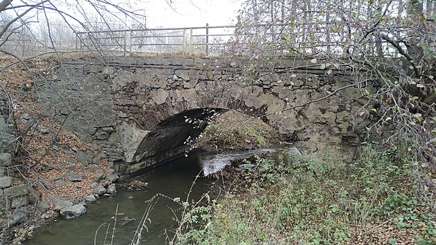 Most pes Bevnick potok m starou kamennou konstrukci. Opraven mus bt proto, aby i nadle unesl tk nkladn auta mc do sousedn vrobny krmiv.