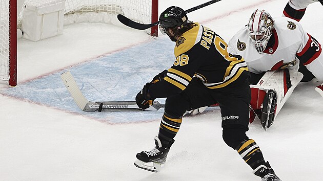 David Pastrk z Bostonu v anci, brank Ottawy  Matt Murray v problmech.