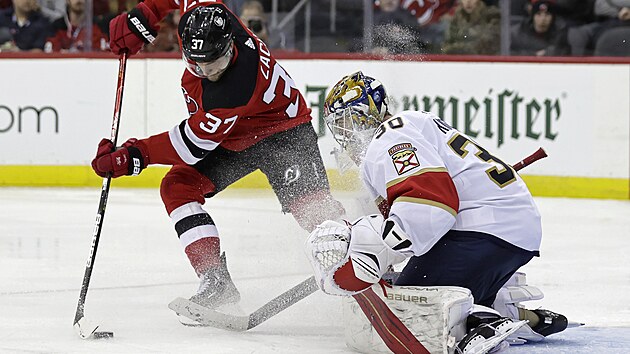 Pavel Zacha z New Jersey v �anci p�ed brank��em Floridy Spencerem Knightem.