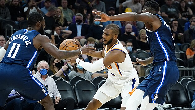 Chris Paul z Phoenixu pronik obranou Dallasu.