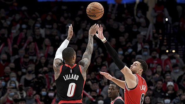 Damian Lillard z Portlandu pl, blokuje ho Zach LaVine z Chicaga.