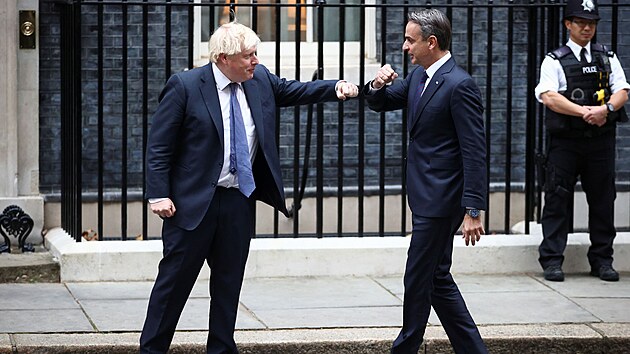 Britsk premir Boris Johnson v Londn pijal svj eck protjek Kyriakose Mitsotakise. (16. listopadu 2021)