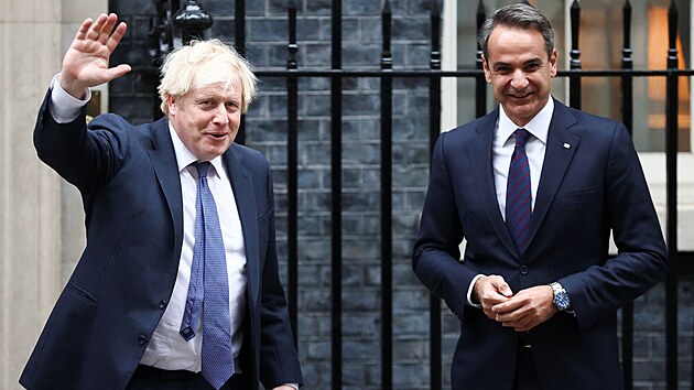 Britsk premir Boris Johnson v Londn pijal svj eck protjek Kyriakose Mitsotakise. (16. listopadu 2021)