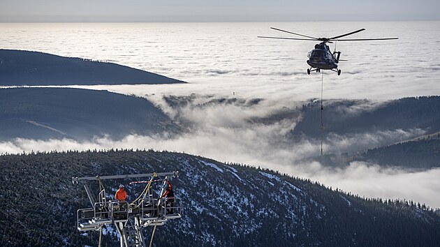Vrtulník odstranil ze zasněženého úbočí Sněžky jednu z 19 podpěr na horním úseku kabinové lanové dráhy a jednu pomohl stavbařům upravit a zvýšit. (11. listopadu 2021).