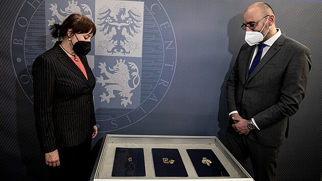 Zástupci Středočeského kraje a Muzea T. G. M. Rakovník představili v Praze unikátní poklad zlatých šperků, který byl v roce 2020 objeven na Rakovnicku. (11. 11. 2021)