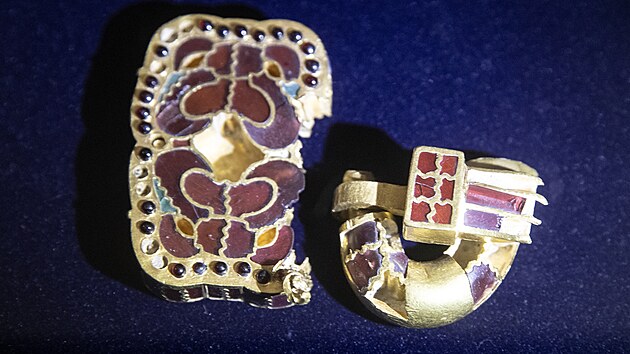 Zástupci Středočeského kraje a Muzea T. G. M. Rakovník představili v Praze unikátní poklad zlatých šperků, který byl v roce 2020 objeven na Rakovnicku. Na snímku je přezka, která byla za účelem dělení kořisti rozlámána na tři kusy. (11. 11. 2021)