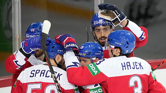 Čeští hokejisté se radují z gólu na MS proti Slovensku.