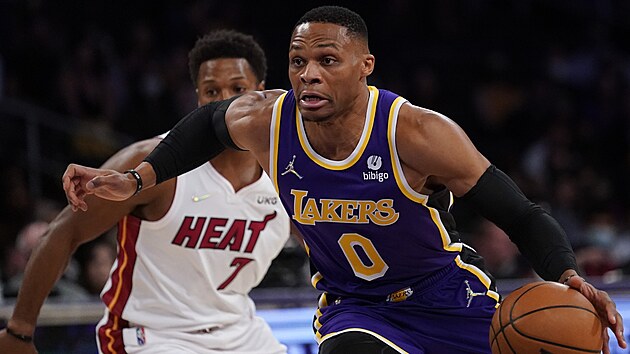 Russell Westbrook (vpravo) z Los Angeles Lakers sledovan Kylem Lowrym z Miami.