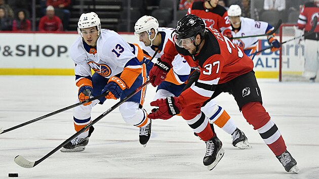Pavel Zacha (vpravo) z New Jersey se sna pejt pes Mathewa Barzala z New York Islanders.