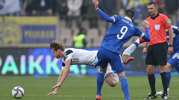 Finsk fotbalista Rasmus Schuller pad po souboji s Smailem Prevljakem z Bosny a Hercegoviny.