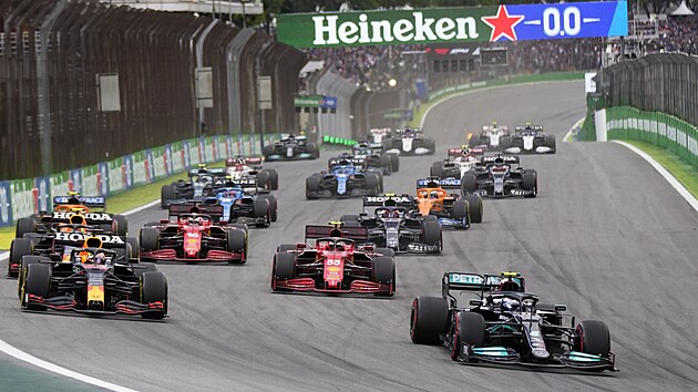 Valtteri Bottas z Mercedesu v ele startovnho pole sprintu Velk ceny Brazlie F1.
