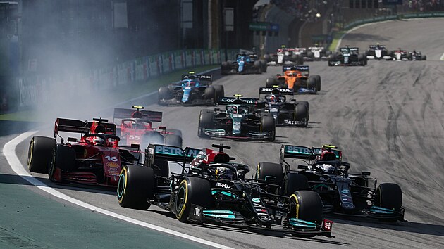 Valtteri Bottas a Lewis Hamilton z Mercedesu v ele starovnho pole Velk ceny Brazlie F1.