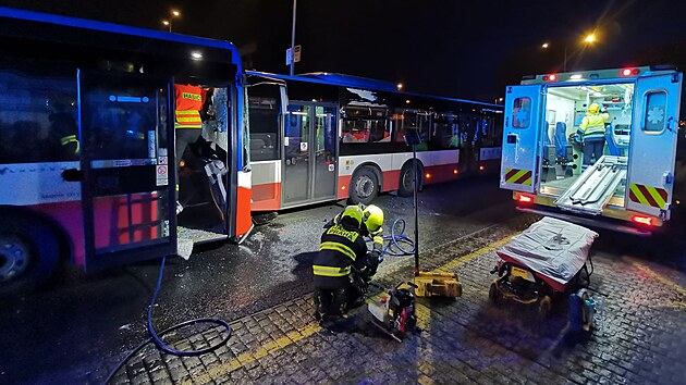 V ter veer se v Praze srazily autobusy MHD, jeden idi byl vn zrann. (9.11.2021)