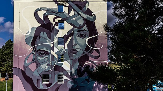 Jedna z velkoformtovch maleb vytvoench v rmci letonho olomouckho Street Art Festivalu na budov v arelu olomouckch vysokokolskch kolej.