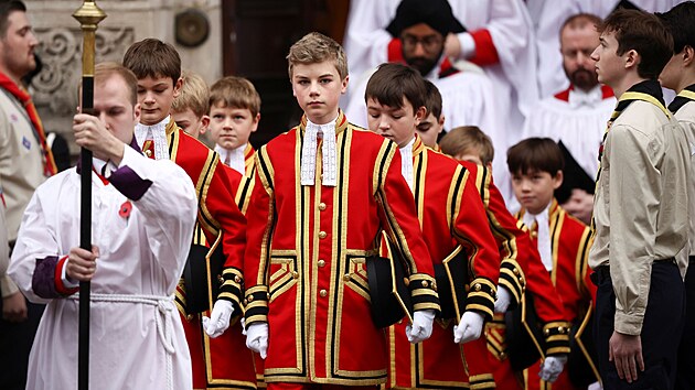 Chlapeck sbor na slavnostn ceremonii Remembrance Sunday (Whitehall, Londn, 14. listopadu 2021)