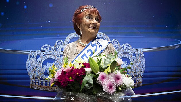 Korunku Miss peiv holocaustu zskala v roce 2021 Salina Steinfeldov (86) pvodem z Rumunska.(Jeruzalm, 16. listopadu 2021)